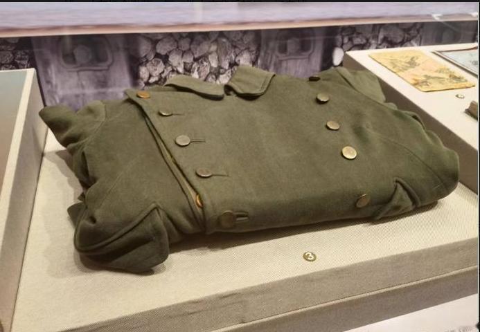 1937到1945年抗战八年，八路军物资极度匮乏，军装单薄甚至穿草鞋过冬，日军军