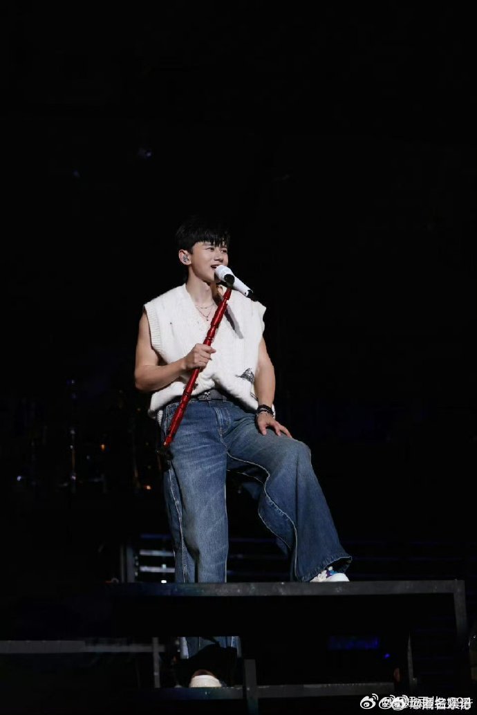 看的出来张杰很喜欢机器人了温柔且专注，张杰对待机器人如同珍视的伙伴，喜爱自然流露