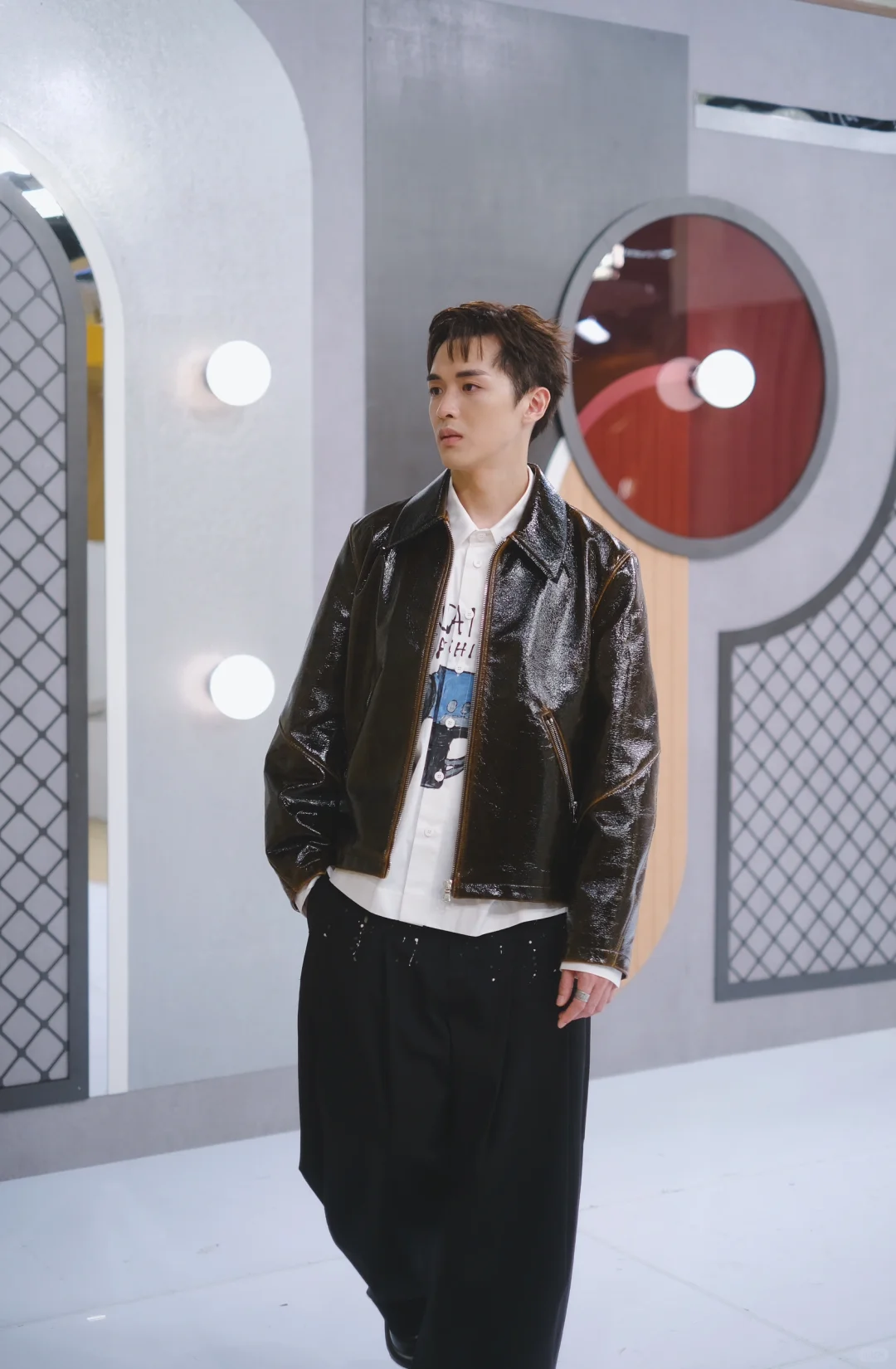 学习客观地欣赏自己，不狂妄自大，不妄自菲薄，回归本心。 Stylist...