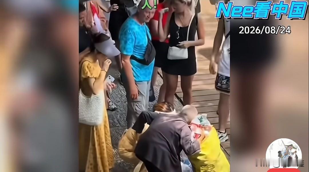 善意不分国界！张家界92岁拾荒老人一事出新后续，网友五味杂陈
 
张家界92岁拾