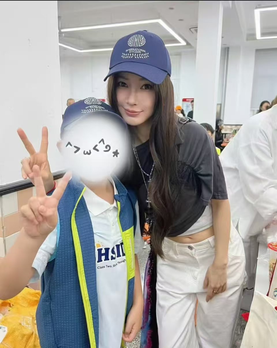 Angelababy去小海绵学校义卖会Angelababy去了小海绵学校Ange
