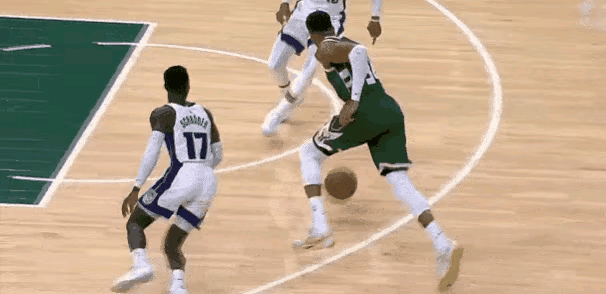 威斯布鲁克不得不说防守意识太强，字母哥在三分线起跑，可以说是稳进的球，威斯布鲁克