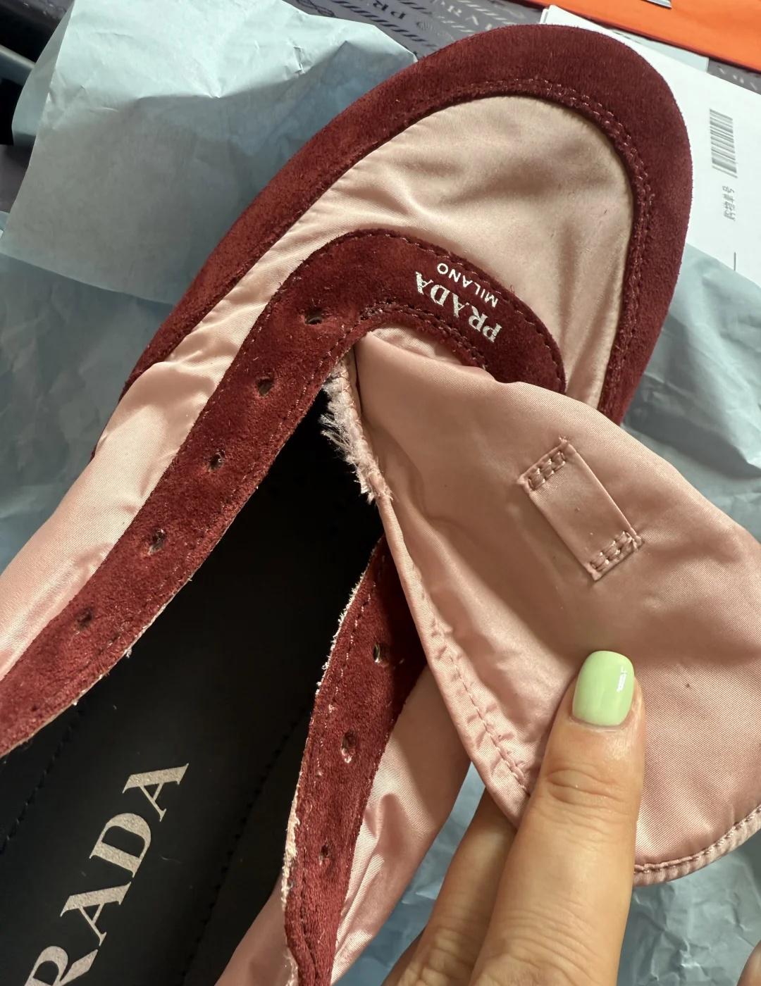 大家买的prada 这款鞋也是这样嘛？
Prada 鞋子
在prada 旗舰店花