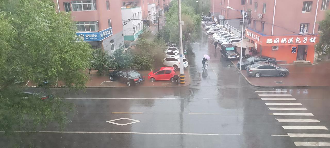 终于把雨给盼来了！农民不用浇地了！昨晚和大姐聊天，姐说再不下雨，她们就得从家拉水