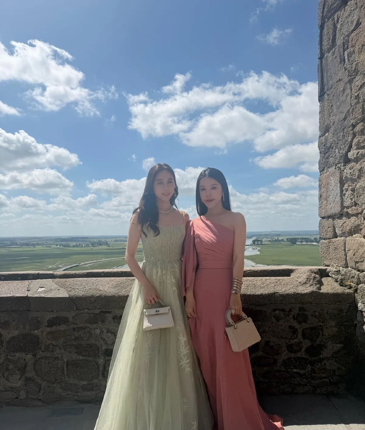 奚梦瑶伴娘阵容 奚梦瑶何猷君婚礼伴郎团很顶，伴娘团也是超级顶级，谢其润，泰国正大