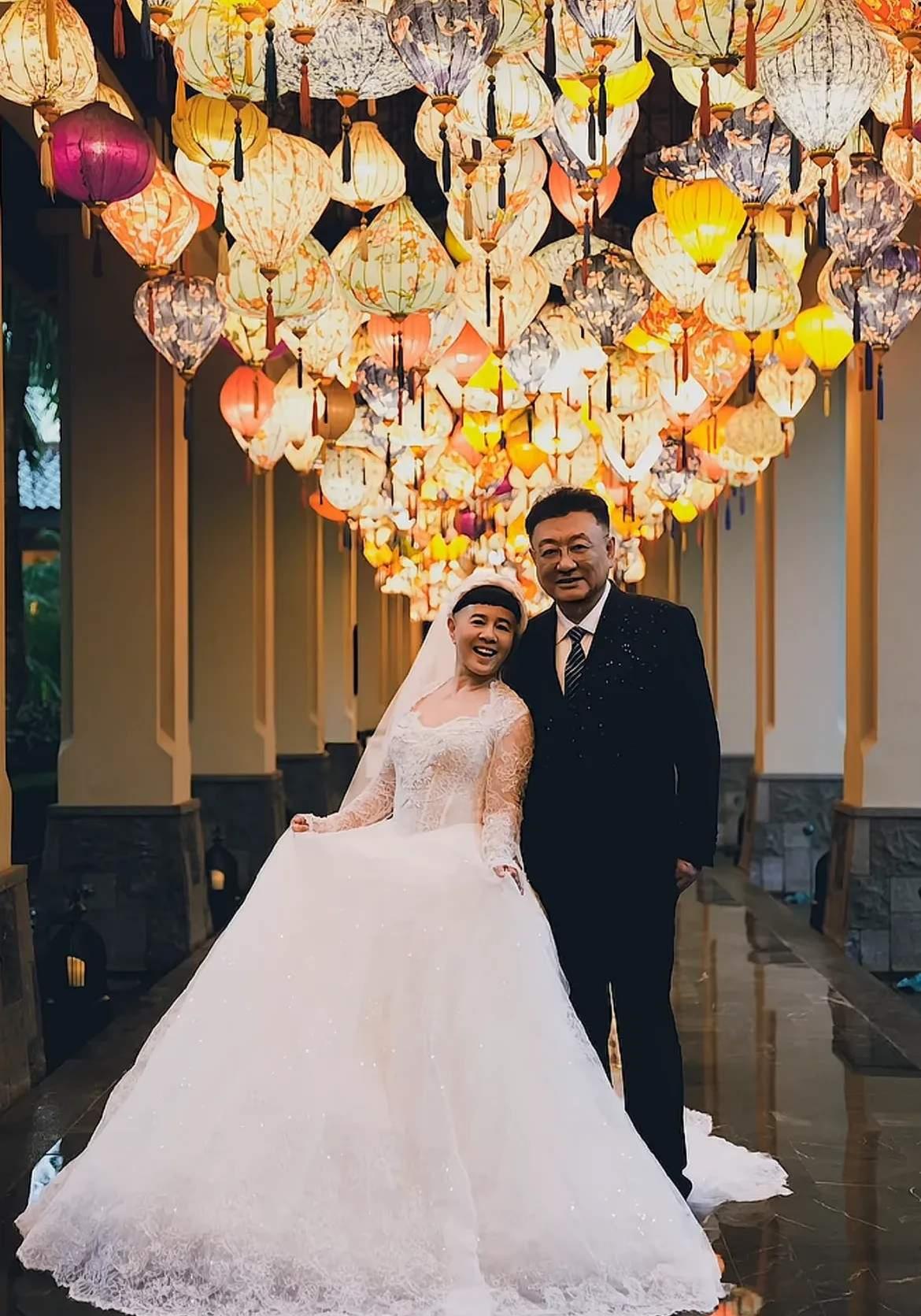 金龟子迎来60岁生日，恰巧也是她和王宁结婚38周年纪念日，金龟子穿上洁白婚纱，王
