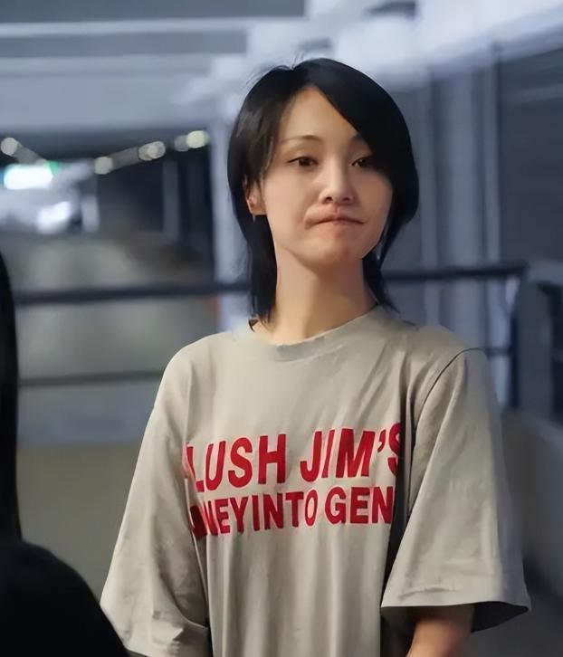 引言：一张白发照，引爆四年后的舆论反噬
 
2026年初春，一则15秒的街头视频