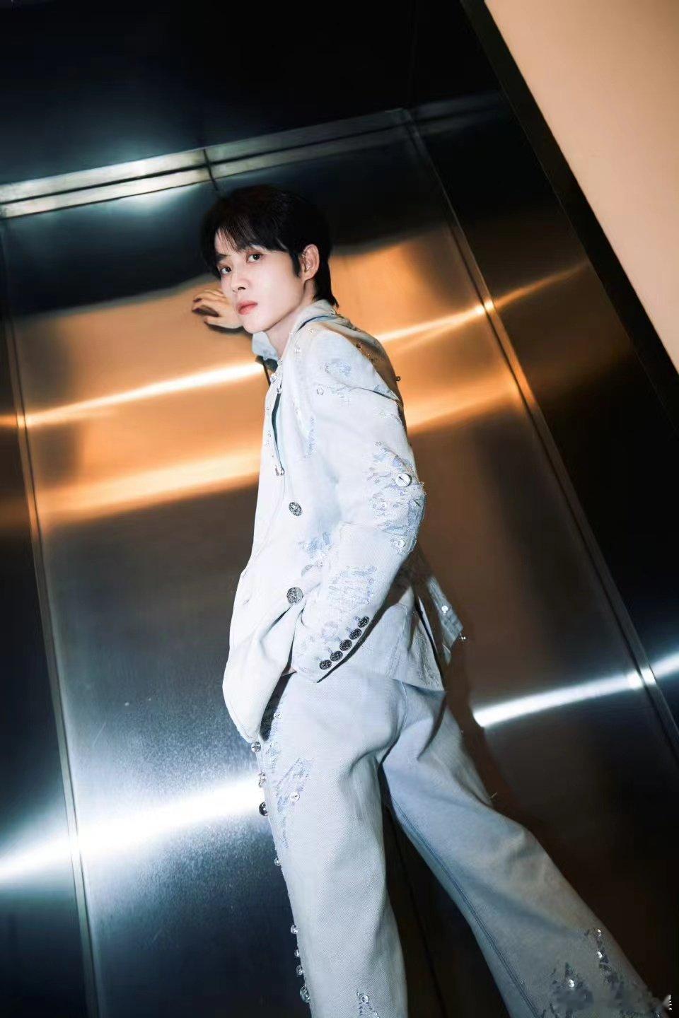 #井胧终于上音综了#井胧，以独特的嗓音和不懈的努力，在音乐的道路上越走越远。《披