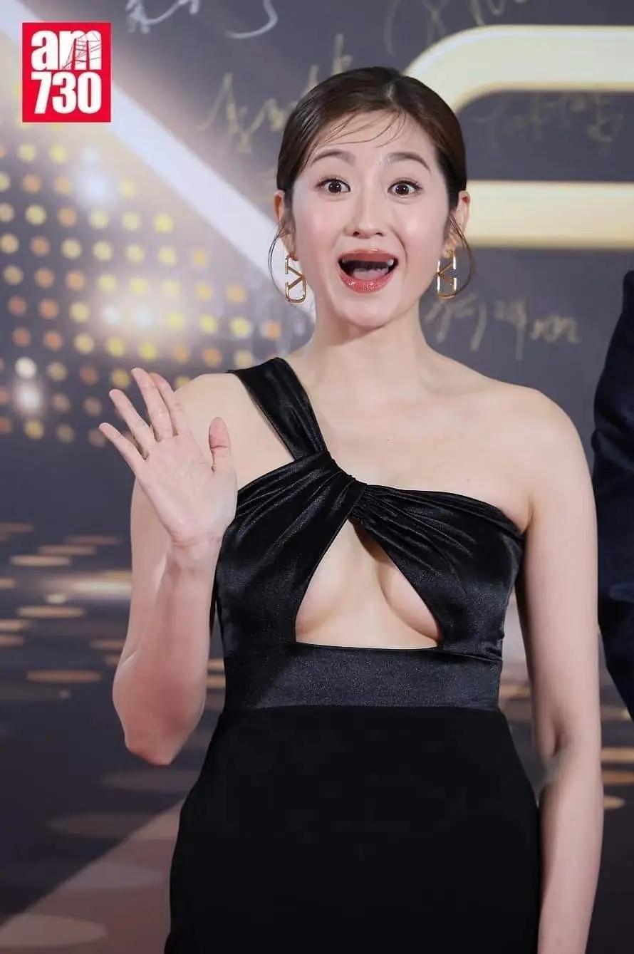 辣眼睛！张自瑶穿衣大胆好性感！

44岁的张自瑶，在TVB颁奖礼的红地毯上，她一