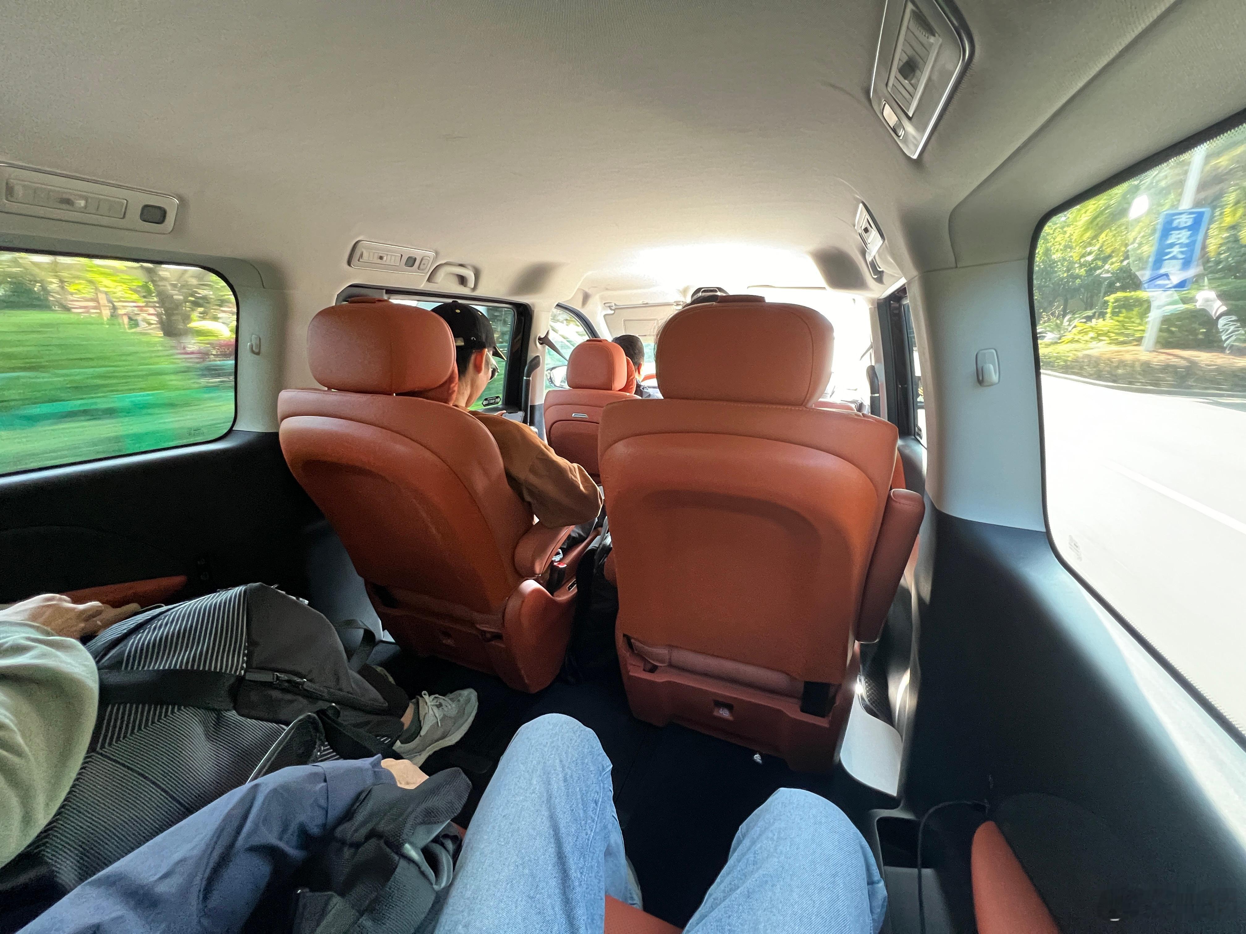 一个新品牌出的新能源MPV二排可以跷二郎腿的状态三排还能有这样宽裕的空间竟然只卖