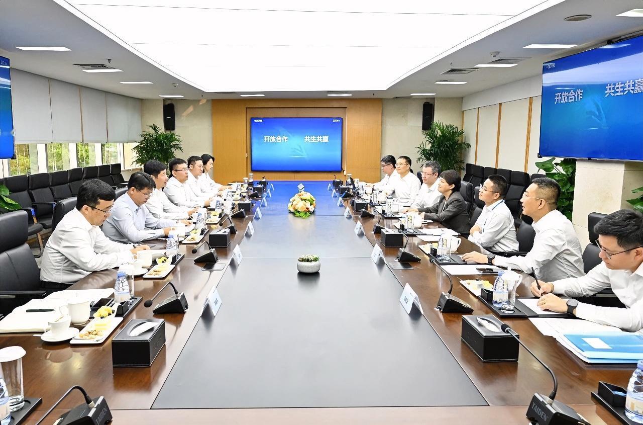 日前，河钢集团党委书记、董事长刘键与中兴通讯董事长方榕在深圳座谈交流，携手并进筑