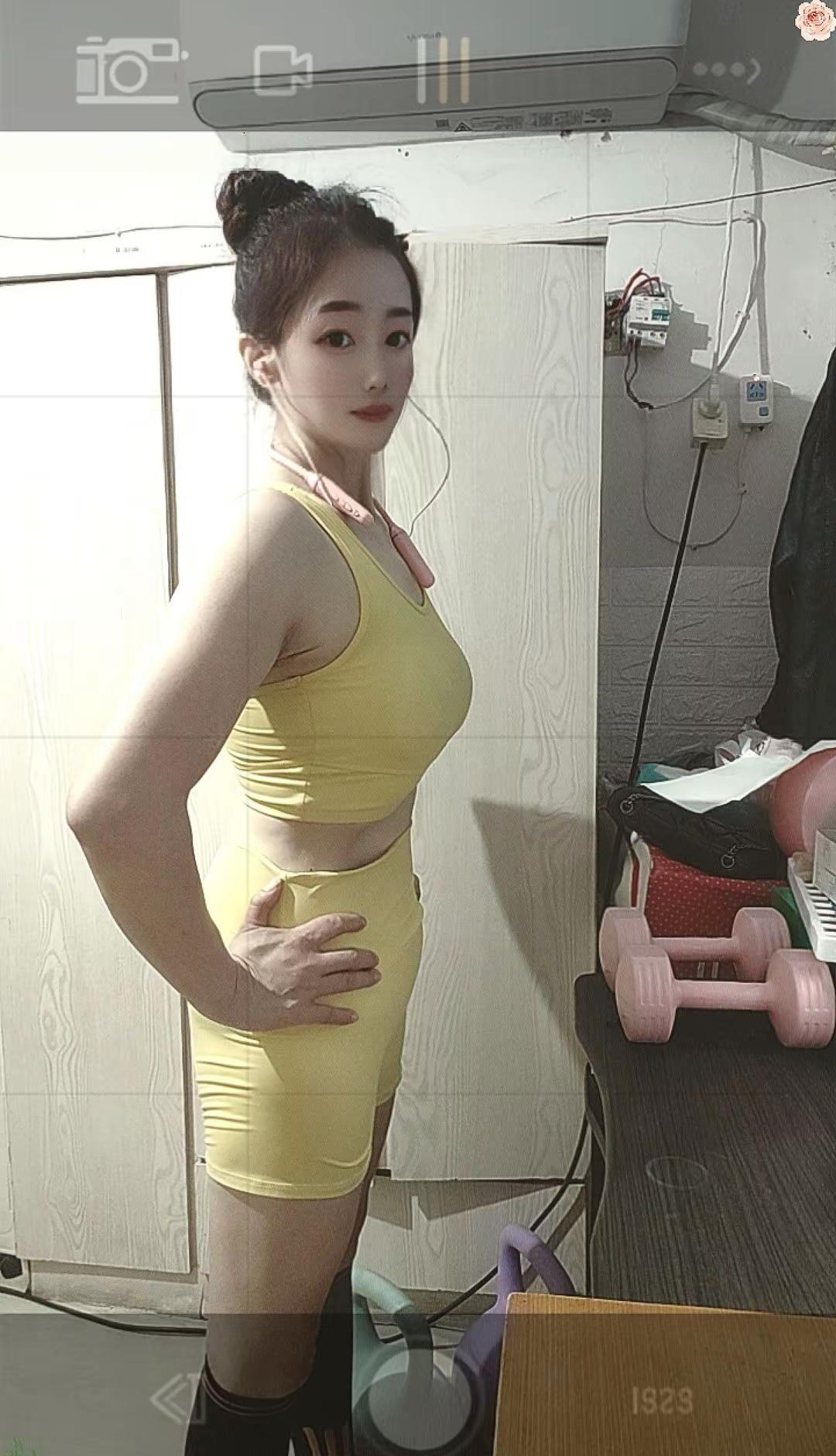 最近看到网上70后80都叛逆改发色发型戴耳钉，而我可能比他们更叛逆我想要直角肩，