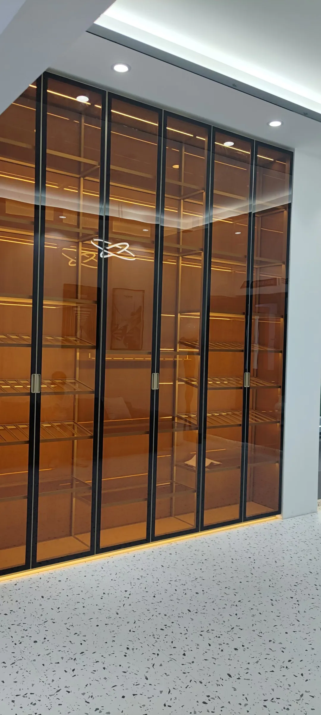 3米高的玻璃柜落地效果