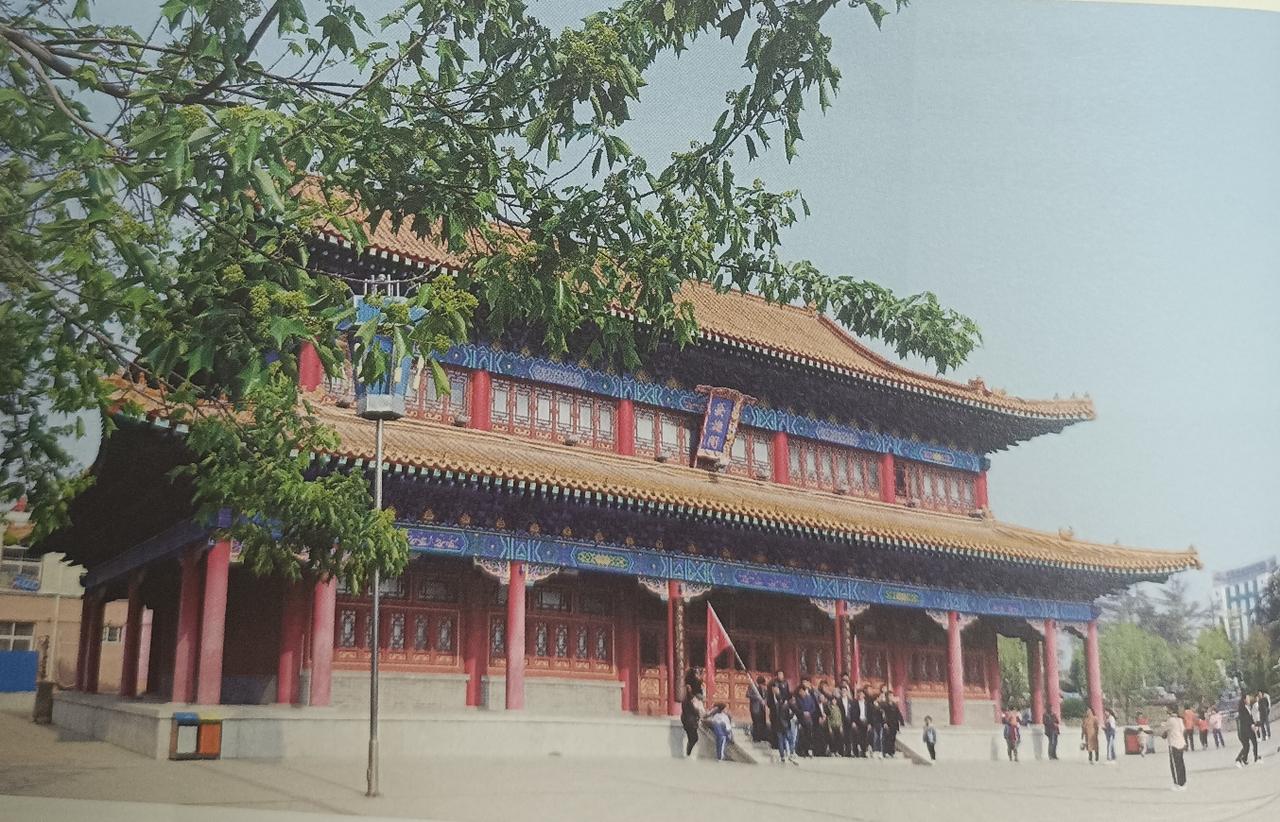单县英雄阁
英雄阁是展示湖西波澜壮阔革命斗争史的殿堂，金碧辉煌，巍峨壮丽。与北端