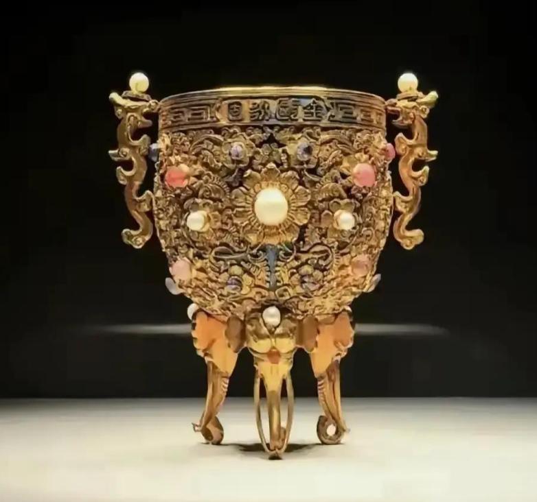 1860年，圆明园烧了三天三夜。一个叫杜平的法国军官，趁着火光冲天，从园子里摸出