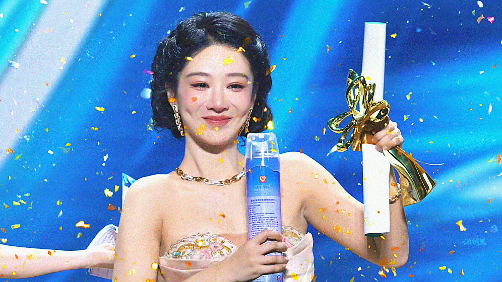 刘涛祝贺杨紫已经想象到杨紫白玉兰颁奖典礼下班后拿起📱，满屏的恭喜杨紫，满屏的实