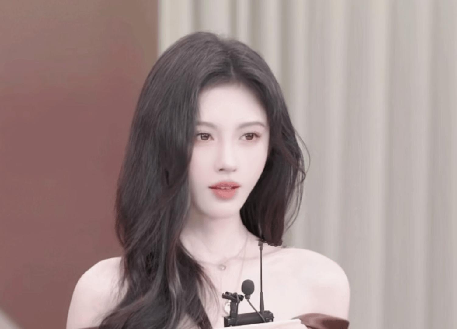 今晚鞠婧祎直播状态动图来啦！🍊这状态真的好漂亮呀！[好喜欢]鞠婧祎鎏金裸肩裙鞠