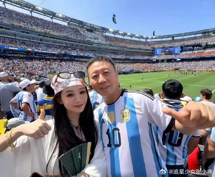 杨紫带爸爸去看了世界杯决赛 杨紫带爸爸去看了世界杯决赛，真孝顺哇~ 杨紫和爸爸现