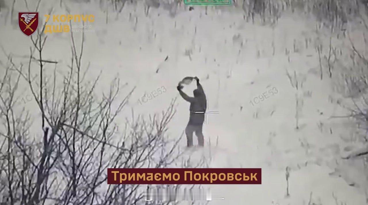 俄罗斯国防部称，乌克兰军队持续在红军村方向用无人机插旗，过去24小时内俄军在红军