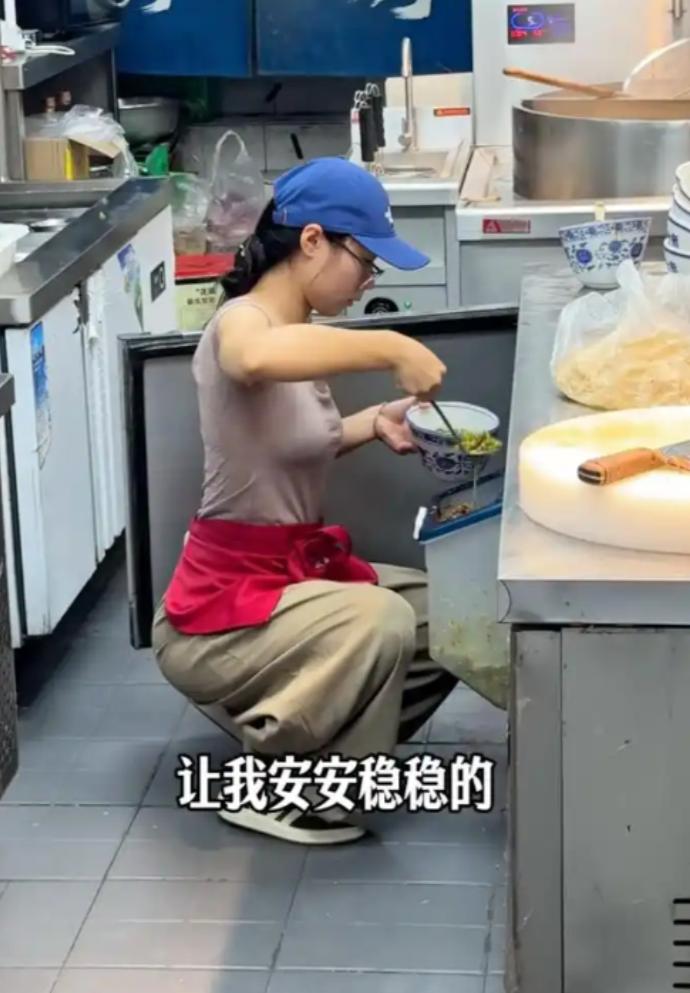 “这个女的火了！”江苏无锡，一个18岁姑娘暑假到饭店打工，跟老板说好每天8小时、