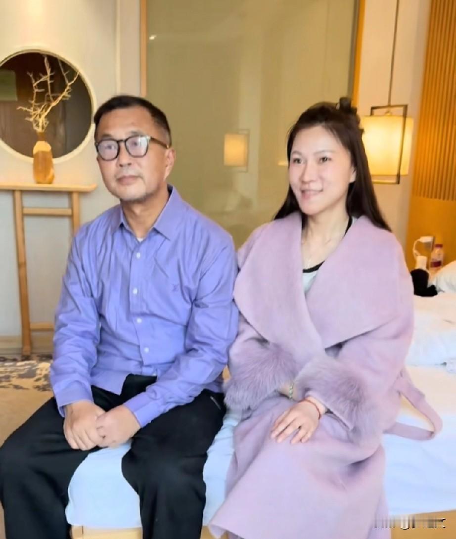 沈巍带上眼镜更显气质了，从露宿街头到现在什么都有了，穿衣服也知道搭配了，也有了有