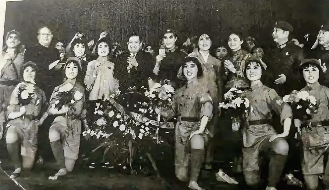 1971年无锡
叶剑英元帅陪同柬埔寨国王西哈努克亲王及夫人，观看革命现代舞剧《红