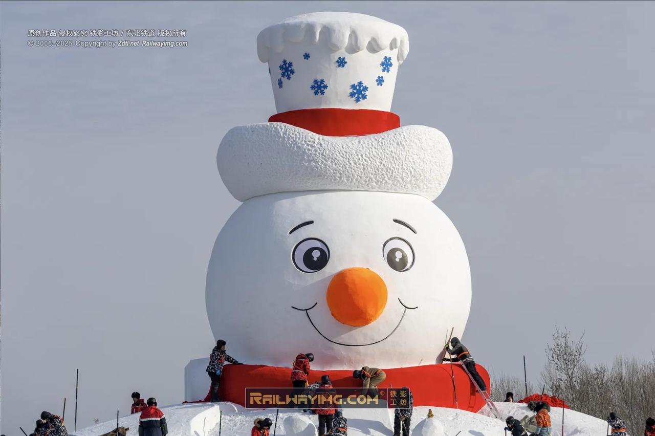 爱上这个冬天！哈尔滨第一个大雪人即将亮相太阳岛雪博会。
随着气温的持续下降，哈尔