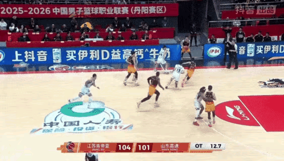 于德豪被庞峥麟晃倒后甚至滑出了一二米！终场前11秒庞峥麟这次从后场一条龙式全场运