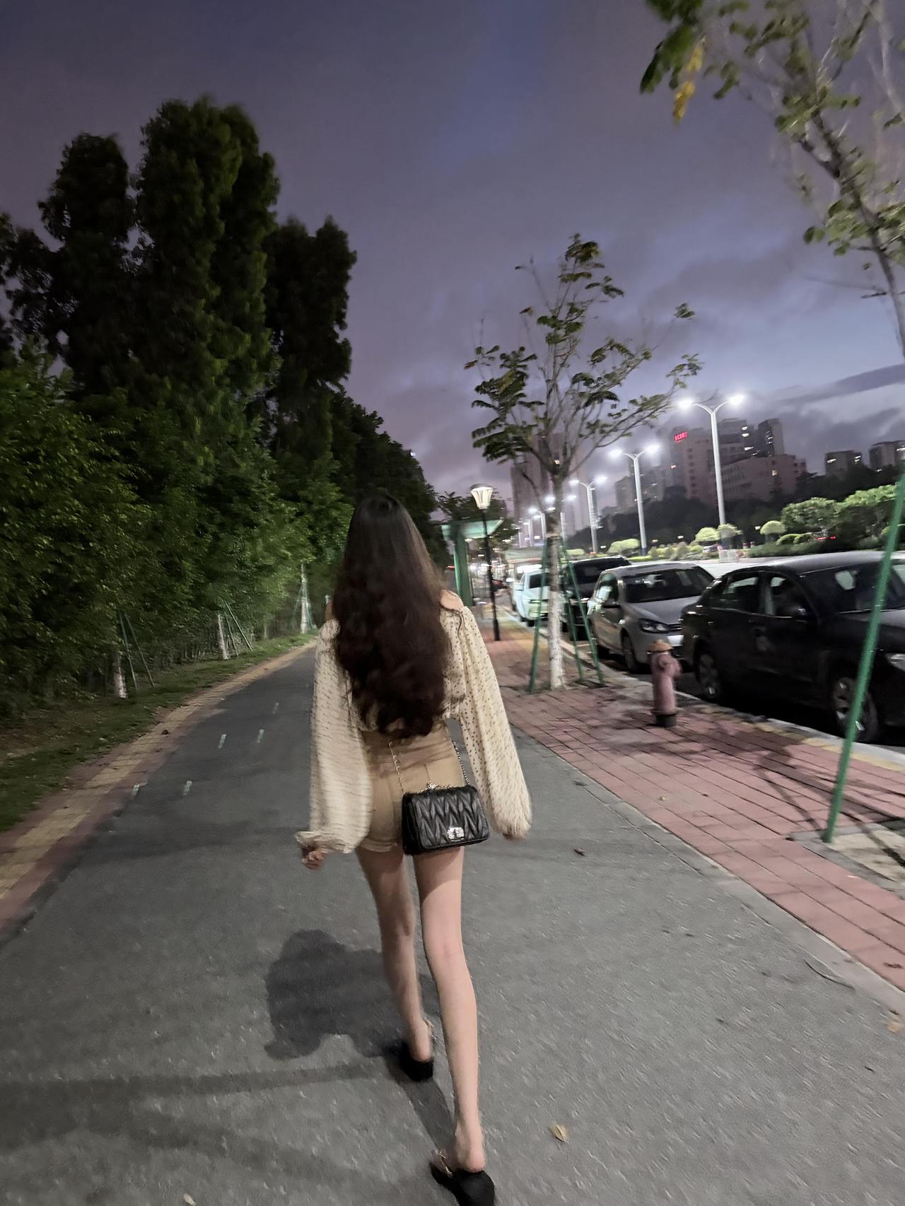 一位教育家说：
"现在上不上大学
已经不是必须了，
但终身学习的习惯，
一天都不