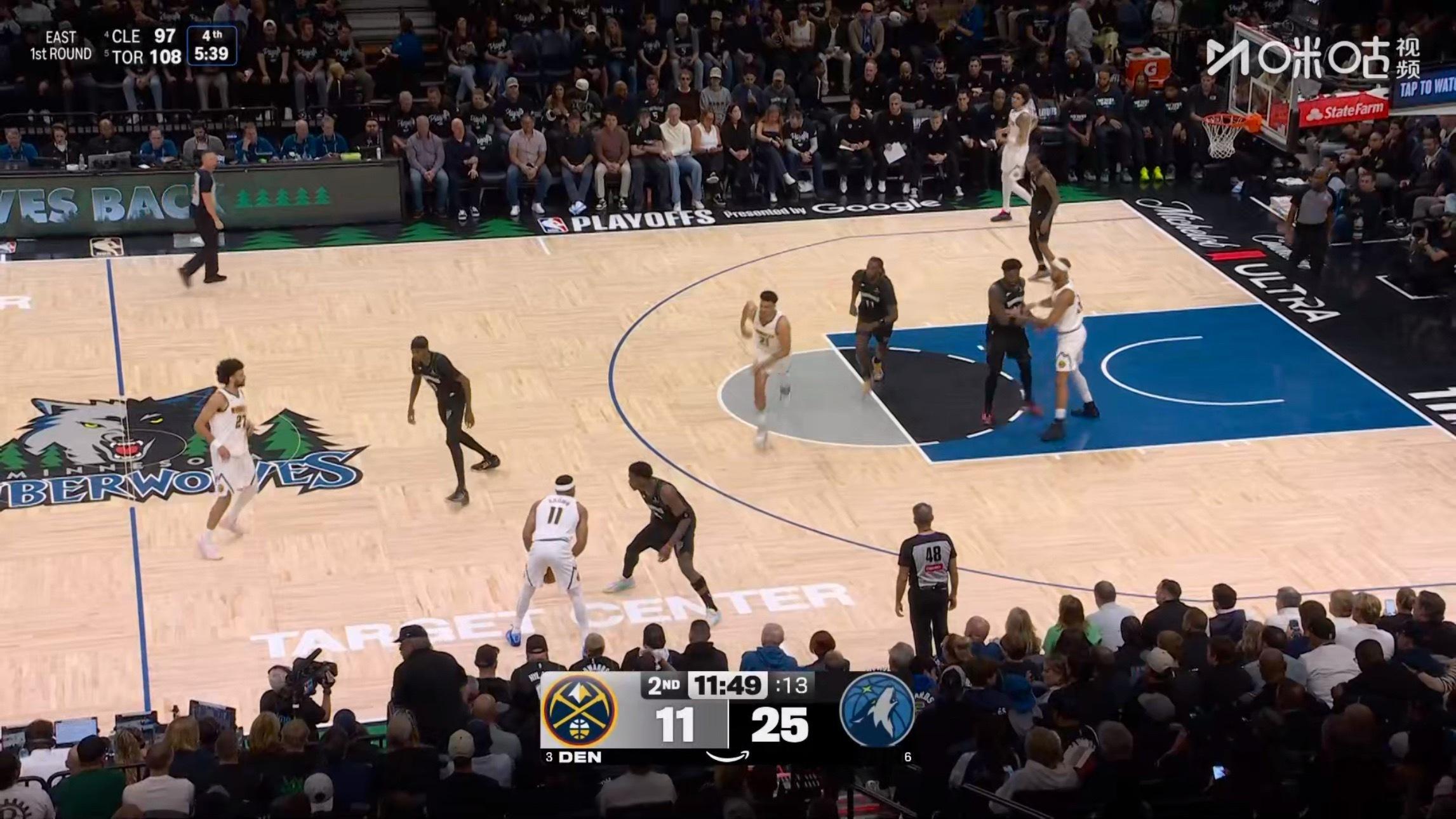 约基奇首节8中1，掘金只得到11分，11-25落后于森林狼。nba季后赛