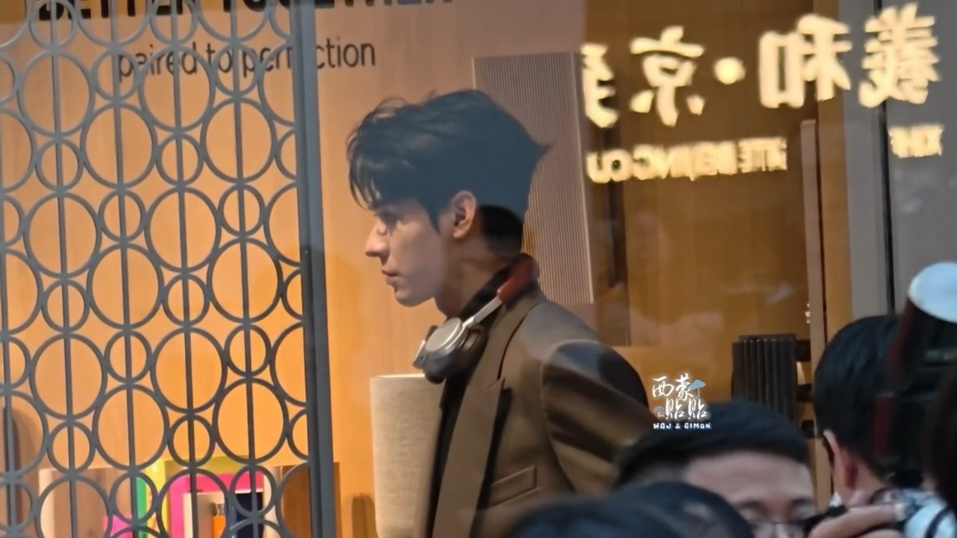 太帅了龚俊！！霸总巡店龚俊深圳线下活动路透龚俊黑色高领衫灰西装