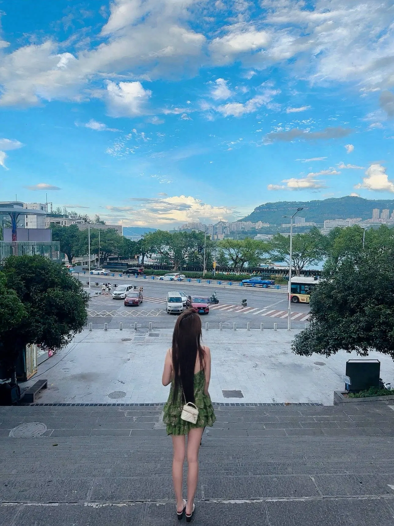 感情有什么好讲的    谁给你钱和时间   谁就最爱你…