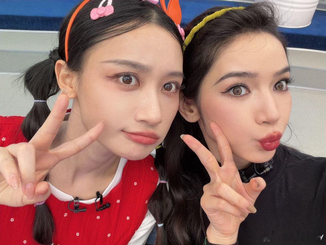 代斯12张合照里一半是何宣林代斯发了何宣林6张合照简单的合照，满满的故事感，跨越