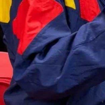 世界杯两大巨星，加一起22岁一个19岁，一个3岁。亚马尔在场上踢半决赛，弟弟凯恩