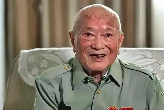 1979年，开国中将廖汉生视察时，突然提出要见一个副部长，见到对方后，他眉头微皱