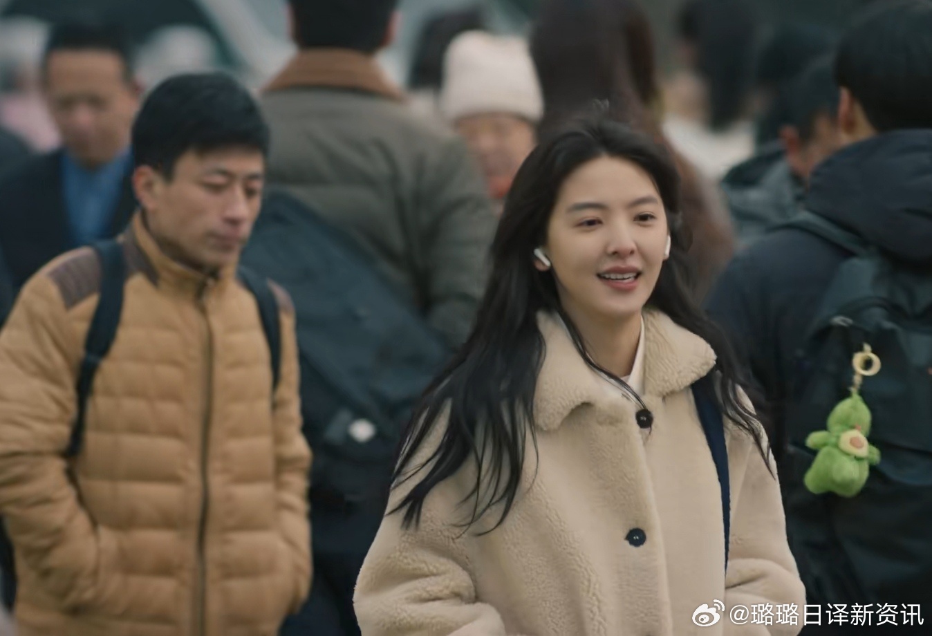 《凡人歌》大结局，分手的晓悦和那隽站在各自的路上看到彼此，又收回目光，然后带着笑