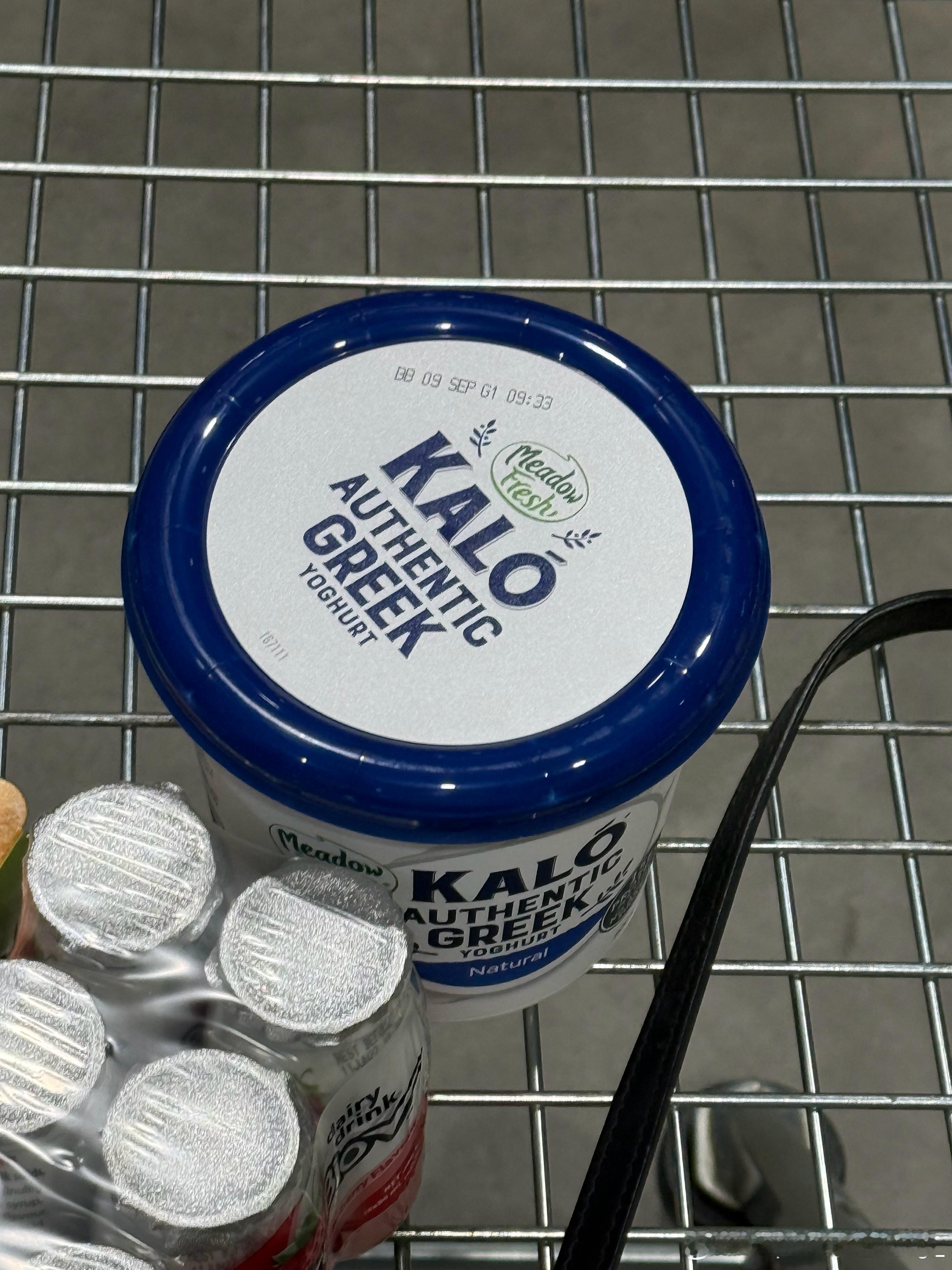 生活手记我看身边洋人同事都喜欢喝这款希腊酸奶 就买回来尝尝但是！为什么没味道还有