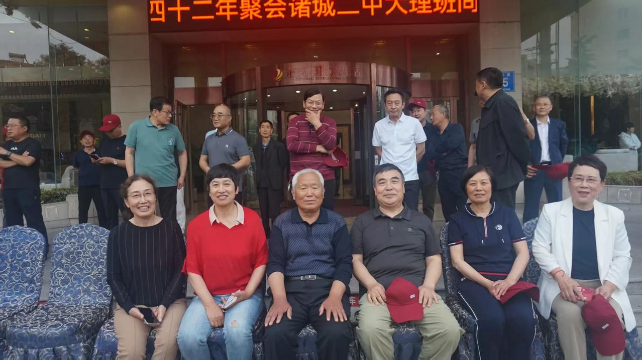 水调歌头·

诸城二中四十二年同学聚会有贺

旧雨今宵聚，把酒话流光。 四旬有二