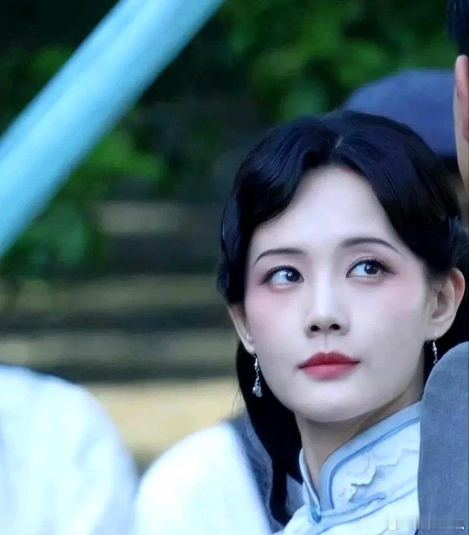 李一桐新剧民国造型惊艳众人！旗袍勾勒曼妙身姿，复古卷发配珍珠配饰，氛围感拉满。演