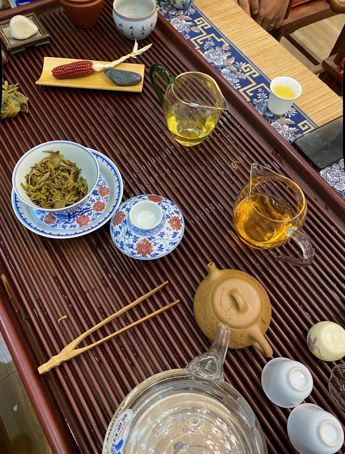阳光斜进窗台，茶烟轻绕。把一周的忙碌，泡进这杯温热里金价仍可能重返5000美元金