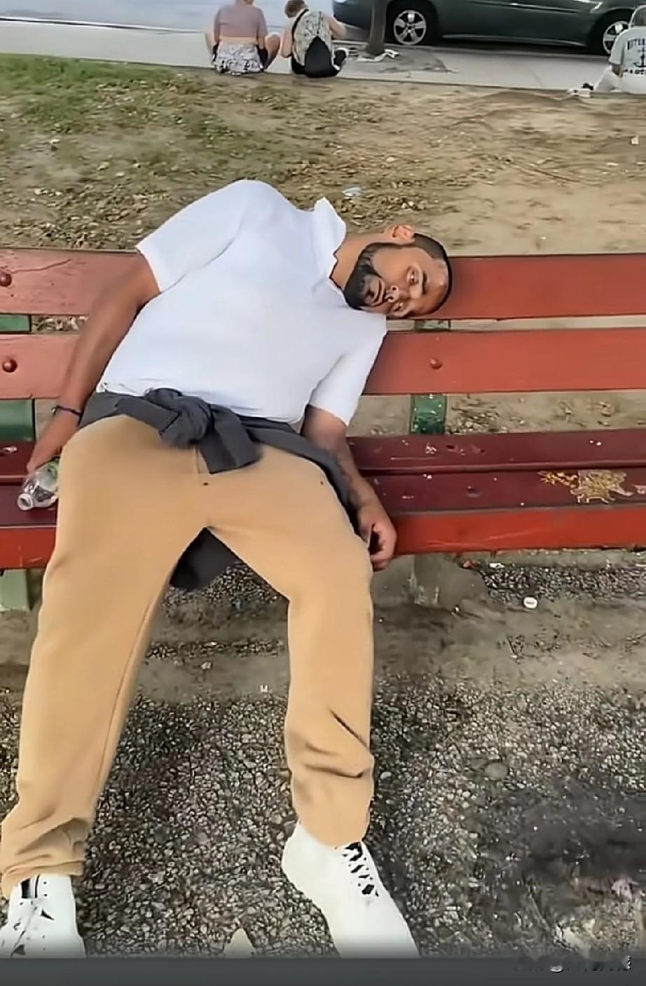 美国费城的街头，充满了颓废的氛围，一些精神颓废的人，有的里倒歪斜的躺在地上，有的