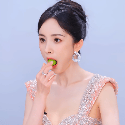 杨幂直播状态简直不要太好，感觉这姐的美貌还能战很多年[爱慕] ​​​