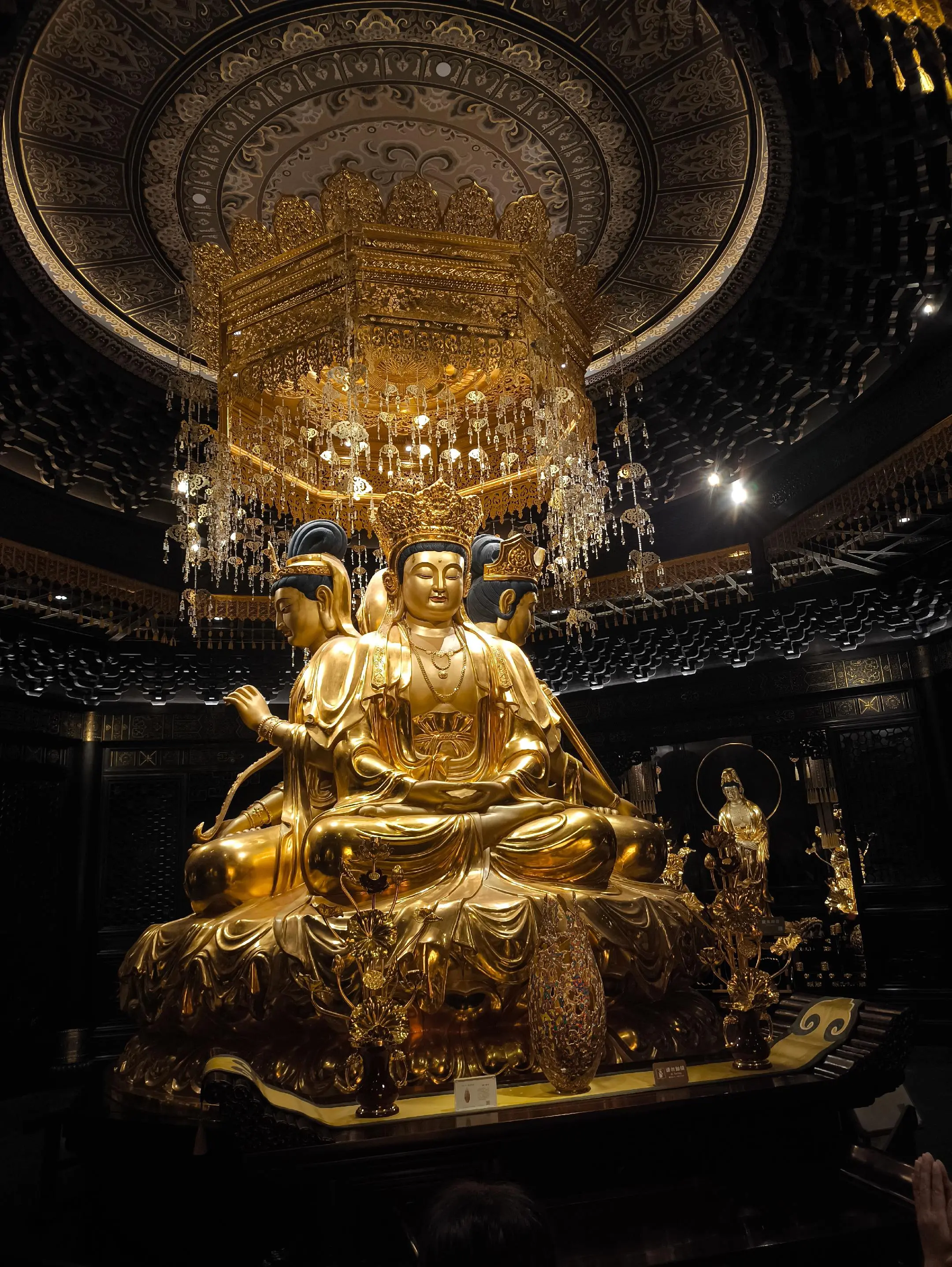 唵嘛呢叭咪吽  - 唵：净化愚痴，代表佛部心  - 嘛：净化嫉妒，代表...