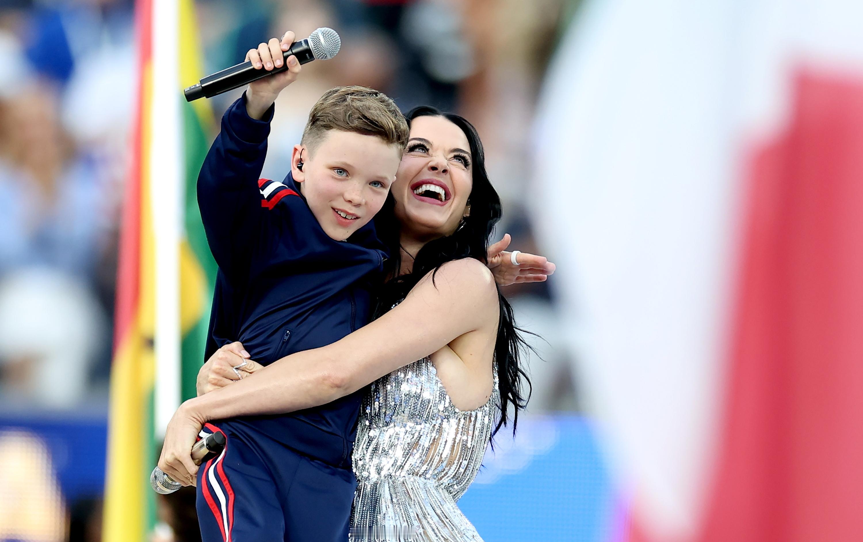 Katy Perry 唱响2026世界杯洛杉矶开幕式，现场演出高清图释出！ 