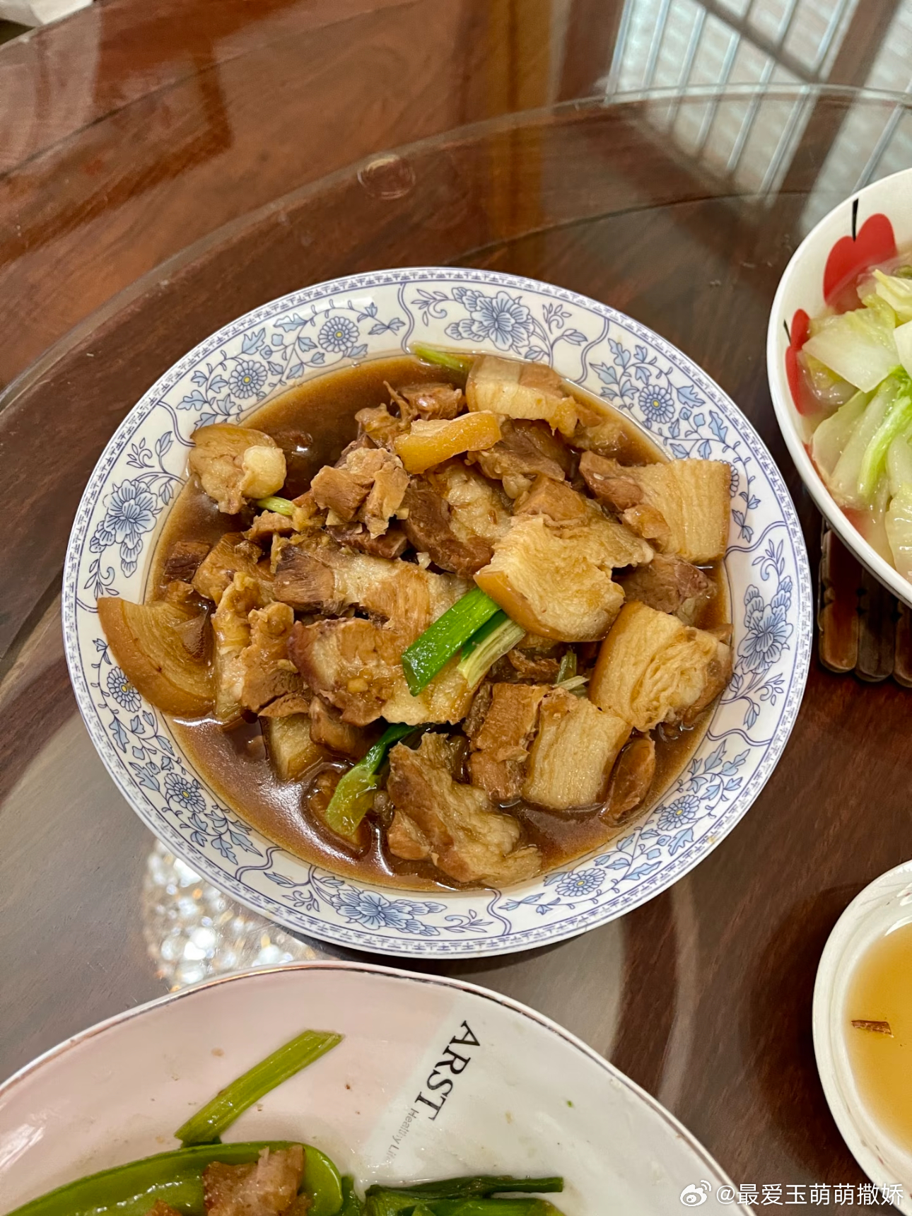 生活手记婚姻有时像一场温柔的捆绑，它给你安稳与陪伴，也悄悄收走自由、任性与退路。