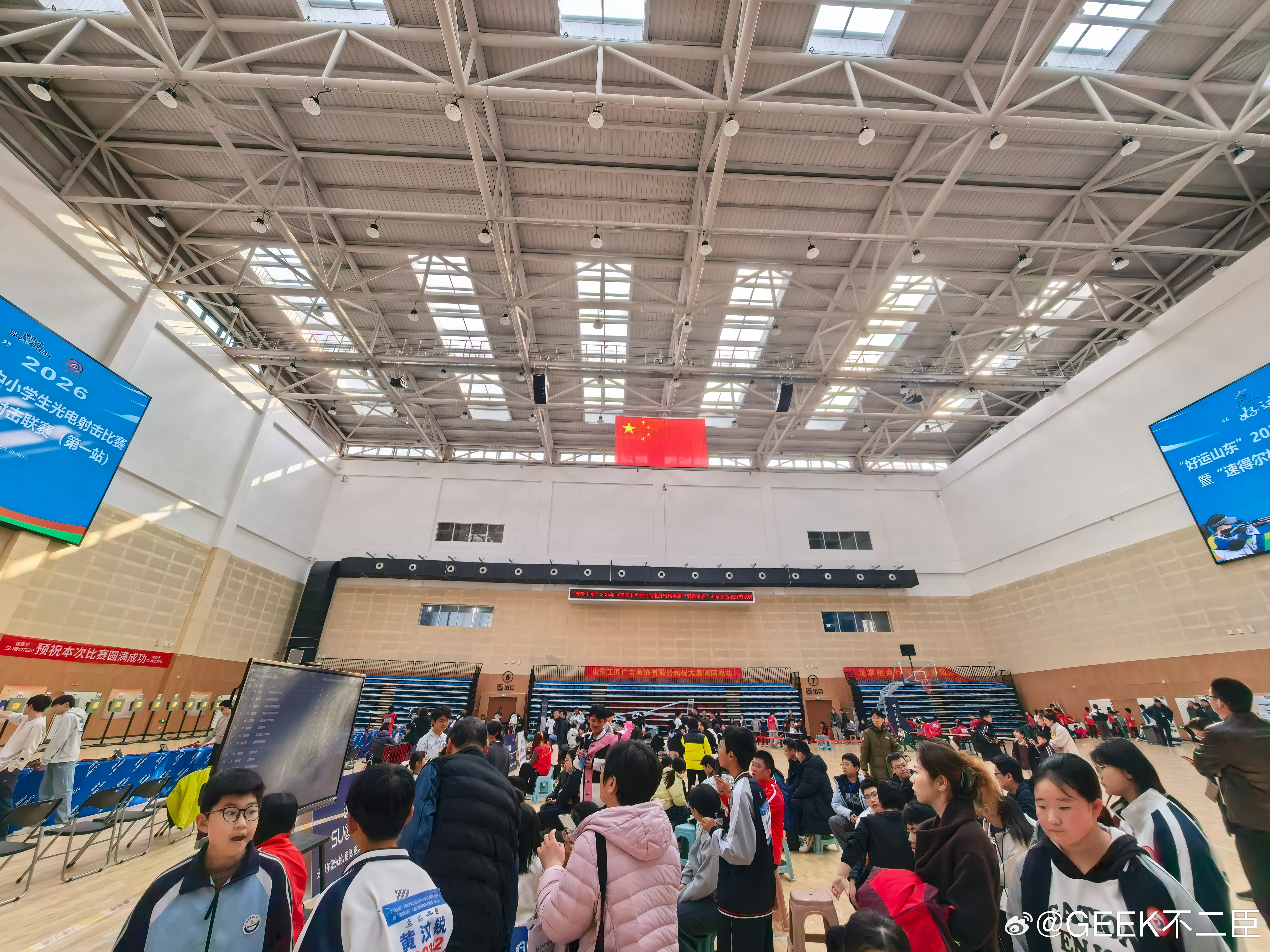 临沂迎来一场光电射击比赛 刷到临沂这场光电射击比赛视频，瞬间被震撼！在临沂科技职