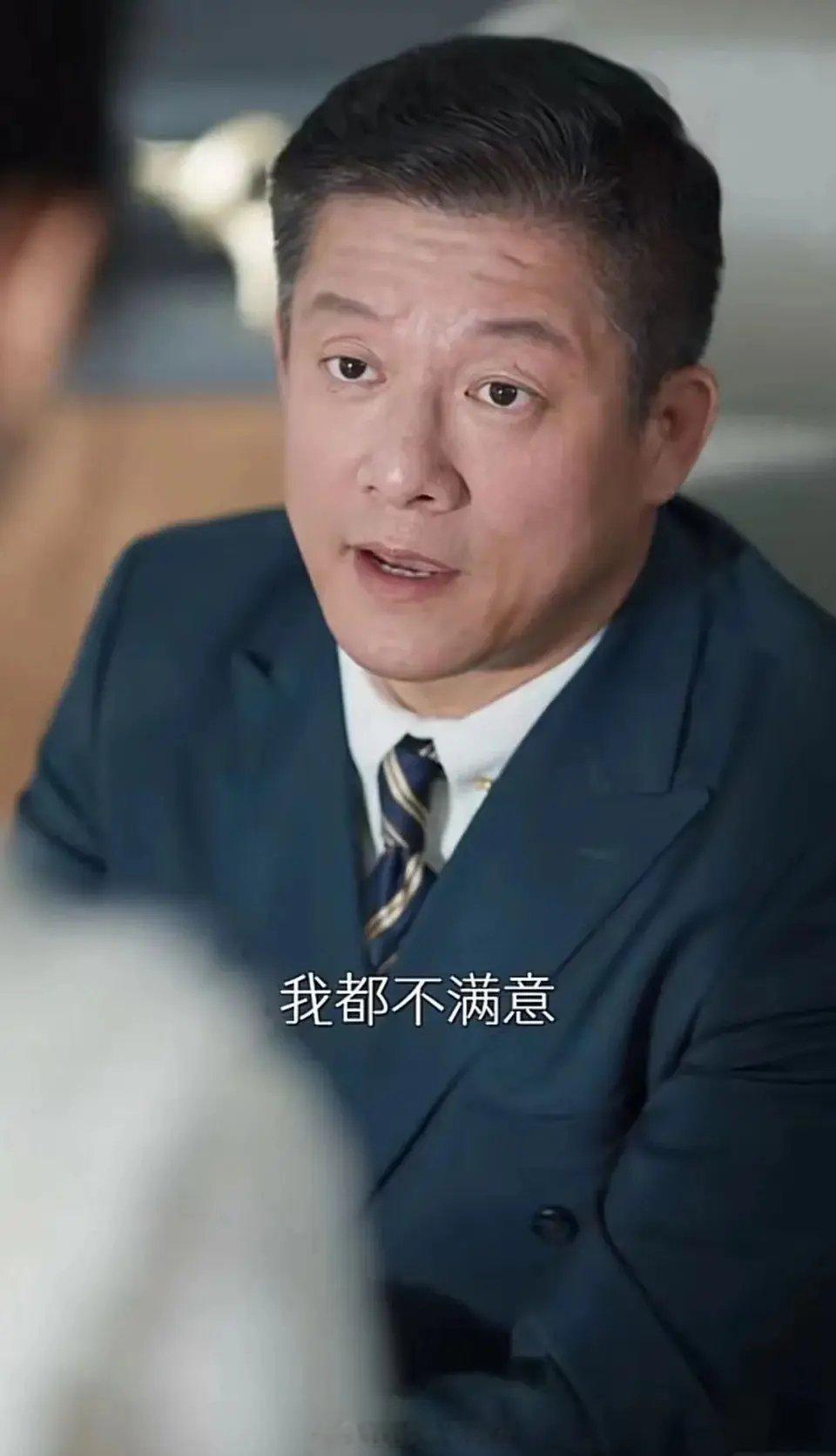 适合中年人的霸总恋爱短剧《闪婚老伴是豪门》。这个题材绝了，男主是中年大叔，一家集