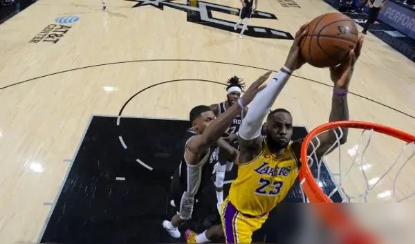 41岁的詹姆斯，快攻得分冲到联盟第一，这数据听着像造假。可翻开湖人稀烂的防守效率