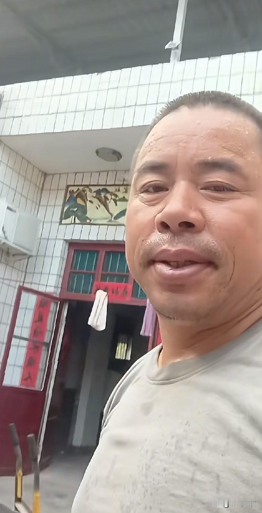 西平嫌犯夏付钢也是够能折腾的，都四天了还没个踪影。这么热的天，他能躲哪去啊？与其