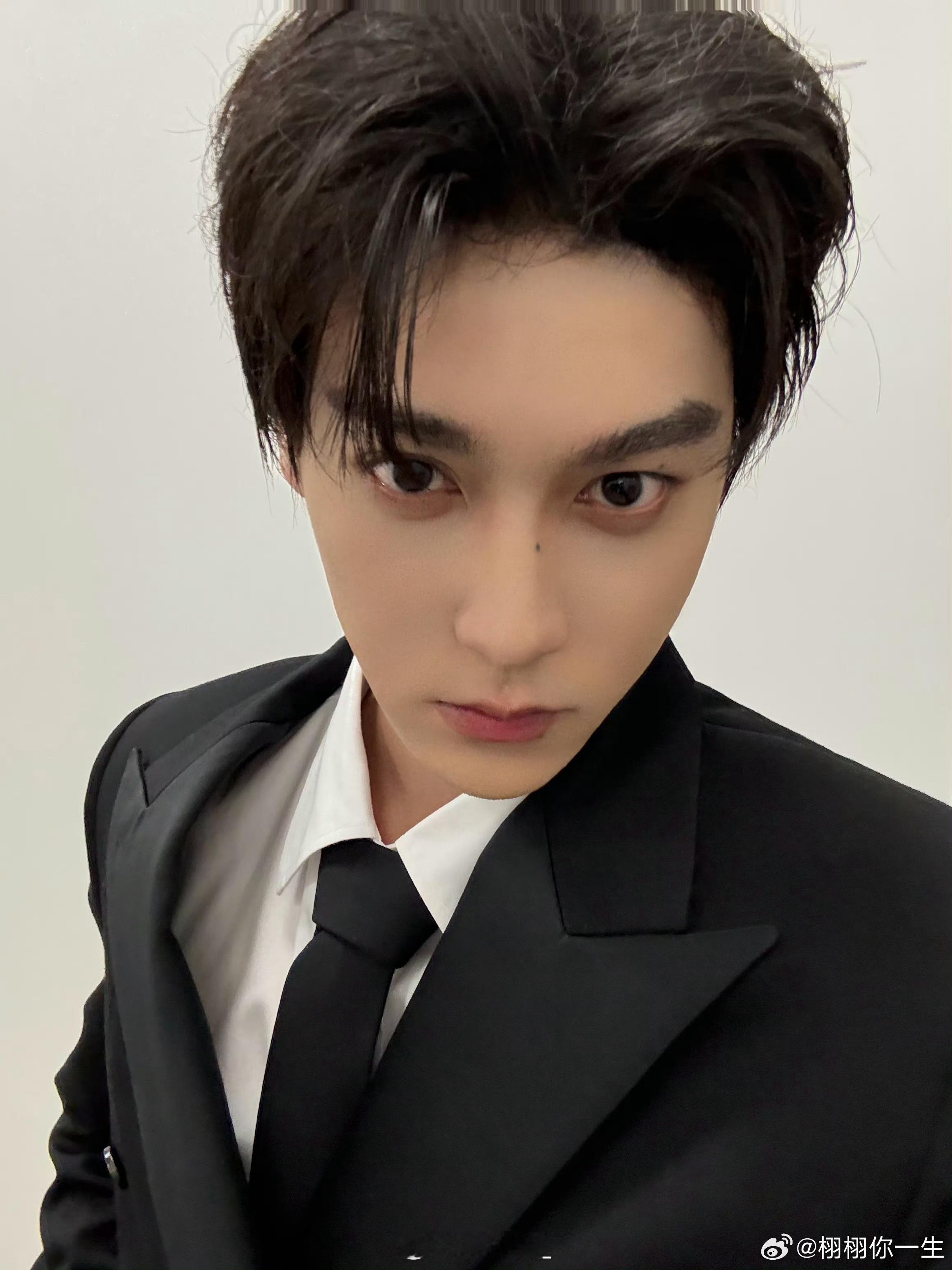 🌻田栩宁，做自己的太阳，温暖自己也照亮他人，与清风明月为伴，与勇气执着相守。热